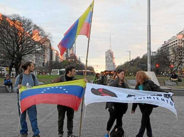  Movilización convocada por la asociación Alba Movimientos, en forma de banderazo en el emblemático Obelisco de Buenos Aires (Ar