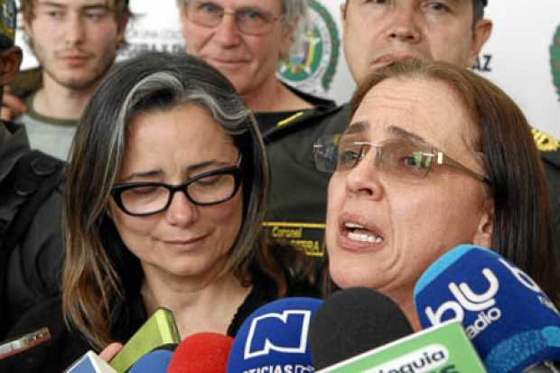 Claudia Restrepo responde preguntas de la prensa acompañada por Silvia Helena Hatfield, de 50 años, nacida en Brasil y nacionali