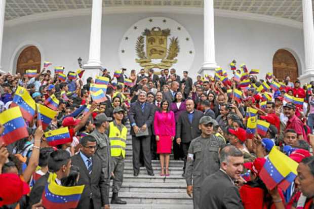 Foto | EFE | LA PATRIA La presidenta de la Asamblea Nacional Constituyente, Delcy Rodríguez, posa junto a los gobernadores elect