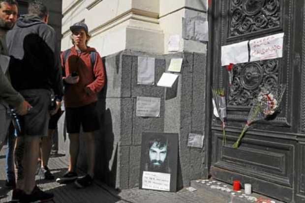 Personas dejan notas y flores fuera de la morgue judicial del Cuerpo Médico Forense de la Corte Suprema de Justicia, en Buenos A