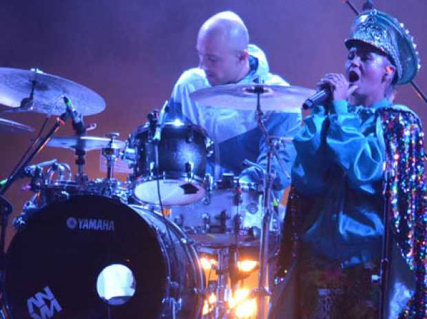 Liliana "Li" Saumet, vocalista de Bomba Estéreo, ataviada con visera y capa de lentejuelas.