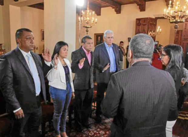 Los gobernadores que se subordinaron ante la presidenta de la Asamblea Constituyente, Delcy Rodríguez.