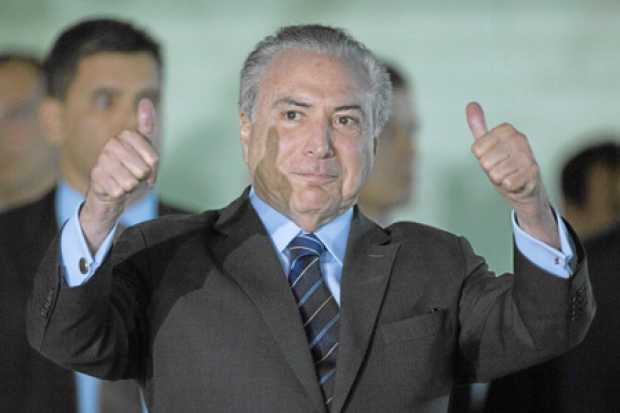 Foto | EFE | LA PATRIA El presidente de Brasil, Michel Temer, levanta sus pulgares hacia la prensa luego de ser dado de alta del