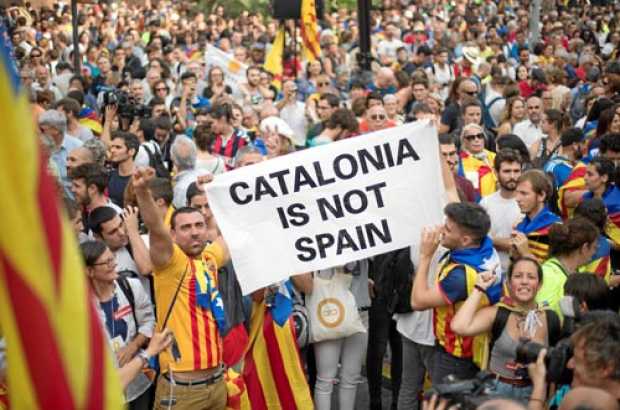 Miles de personas se concentraron en la Plaza de Sant Jaume de Barcelona, ante el Palau de la Generalitat, sede del gobierno cat