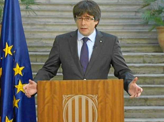  Imagen de televisión facilitada por la Generalitat de Cataluña del presidente cesado, Carles Puigdemont, durante su comparencia