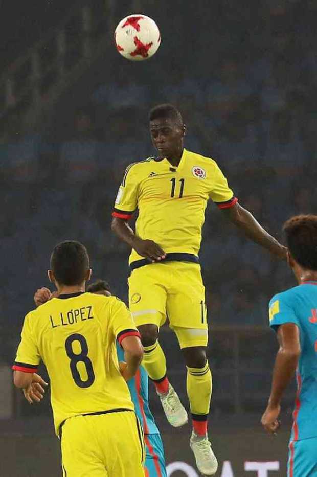 Juan Peñalosa (11) autor de los dos goles que le dieron la victoria a Colombia