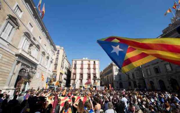 Secesionistas catalanes amagan con independencia 