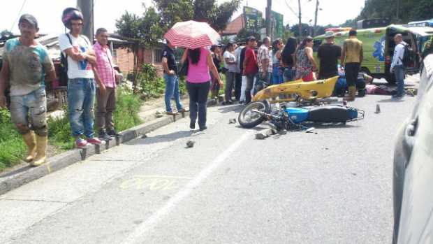 Choque en la vía Panarericana entre un taxi y una moto 