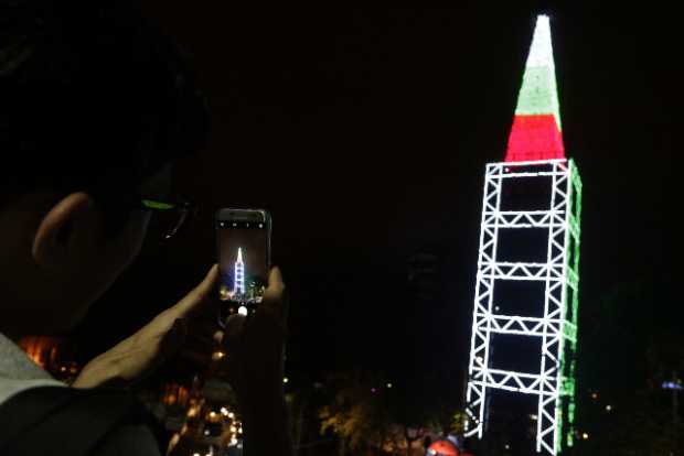 Captura a la iluminación de la Torre de El Cable 