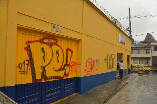 Duró 15 días pintada la fachada de una ferretería en Manizales, víctima de grafiteros