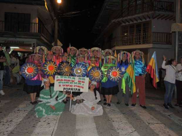 El desfile de la sexta edición del Festival de Danza Folclórica Colombiana pasó por la Calle Real.