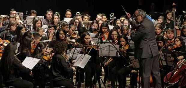 Orquesta Sinfónica Juvenil dirigida por el maestro Nelson Monrony en el concierto por los 25 años de Batuta.