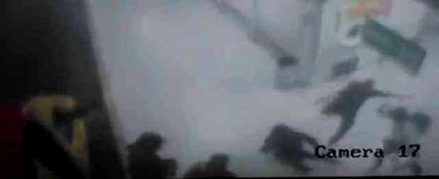 Imágenes de una cámara de seguridad de la Terminal de Transportes muestra el ataque a un aficionado, el pasado domingo. Lo encie