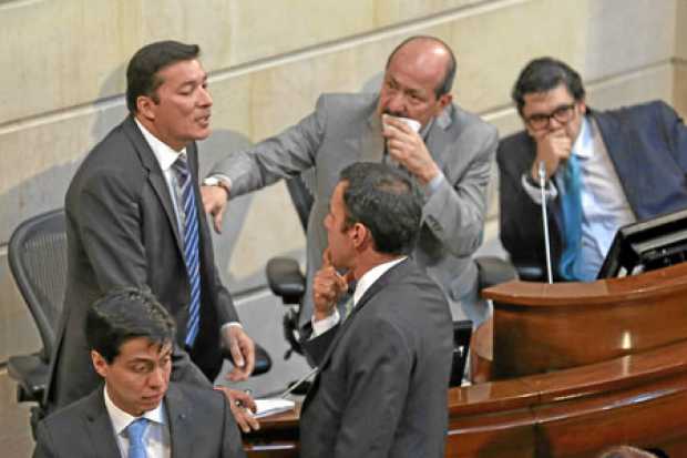 Hernán Penagos, representante a la Cámara por Caldas y ponente de la ley, dialoga con Guillermo Rivera, ministro del Interior, d