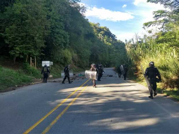 Cierran vía a Medellín para quitar escombros que dejó la minga indígena