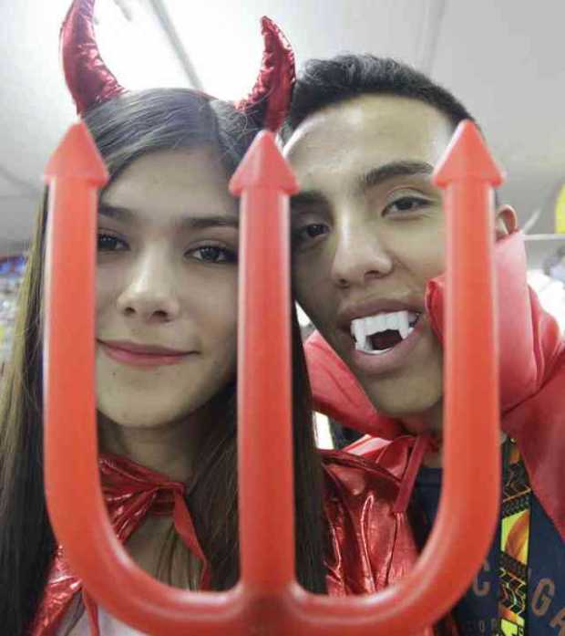 vampiros y diablos, tradicional para los adultos el 31 de octubre. 