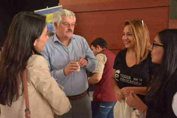 Los asistentes disfrutaron de una taza de café antes de participar en el conversatorio.