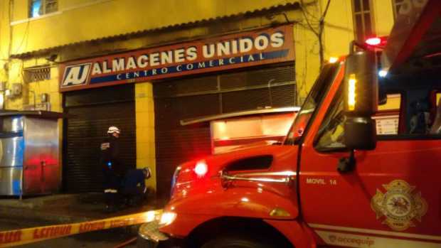 Integrantes de bomberos controlaron incendio en centro comercial de Manizales
