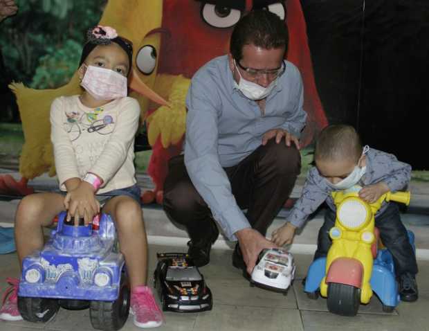 Mauricio Salazar Sierra en el Hospital Infantil Rafael Henao Toro en compañía de Valeria Rincón y Emiliano Salazar, quienes está