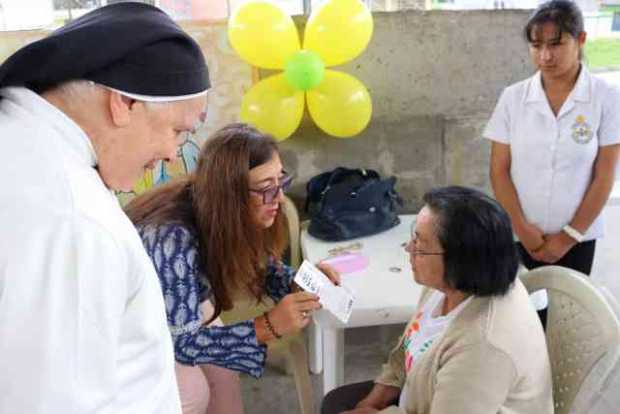 La hermana Ana María Echeverri Jaramillo, superiora de Obras Sociales Betania, presencia los exámenes de optometría que la 