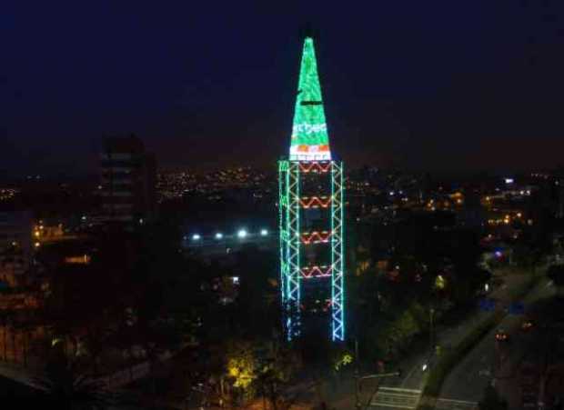 23.980 bombillos iluminan la Torre de El Cable