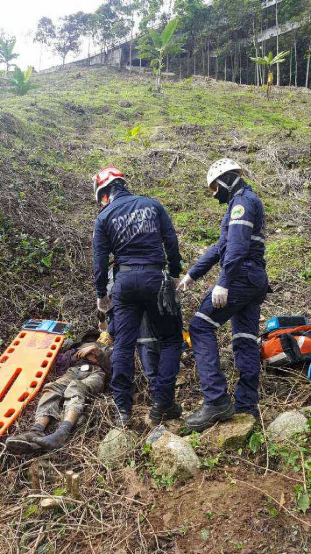 Momento en que los bomberos lo encuentran.