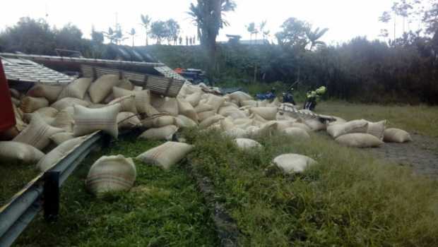 Camión cargado de café se volcó en la antigua vía Manizales-Chinchiná