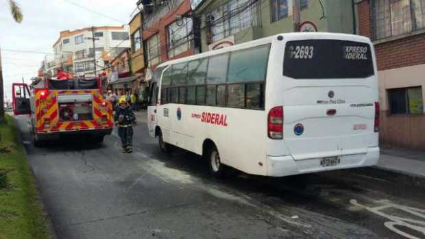 Bomberos controló un incendio en las llantas de un bus