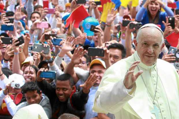 Fotos | EFE | LA PATRIA  El papa Francisco saluda a miles de jóvenes en la Plaza de Bolívar de Bogotá. Les pidió que sepan enseñ