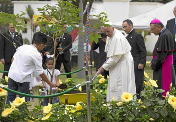 El papa Francisco llegó en el papamóvil al parque Los Fundadores, para hacer una parada en la Cruz de la Reconciliación, en dond