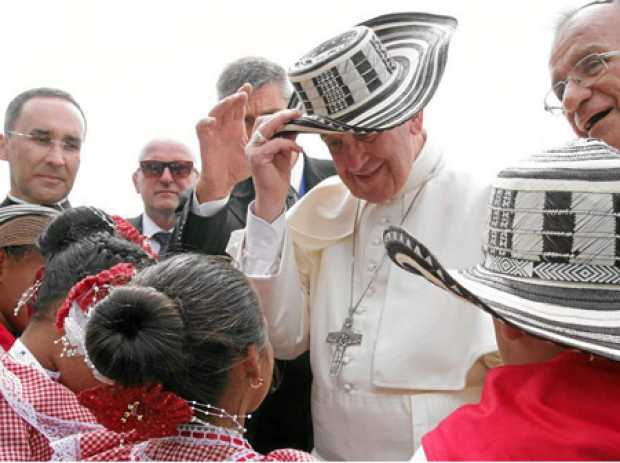 El papa Francisco recibió un sombrero tradicional de la región de manos de un grupo de niños durante su visita ayer a Cartagena.