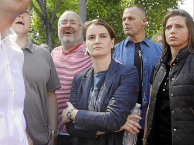 Ana Brnabic, primera ministra serbia y abiertamente lesbiana (centro de la foto) se sumó al Gay Pride de Belgrado en la que los 