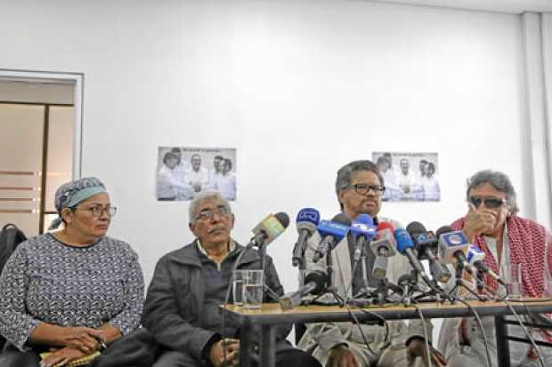 Instante de la rueda de prensa que ofrecieron ayer miembros del partido Fuerza Alternativa Revolucionaria del Común (FARC). 