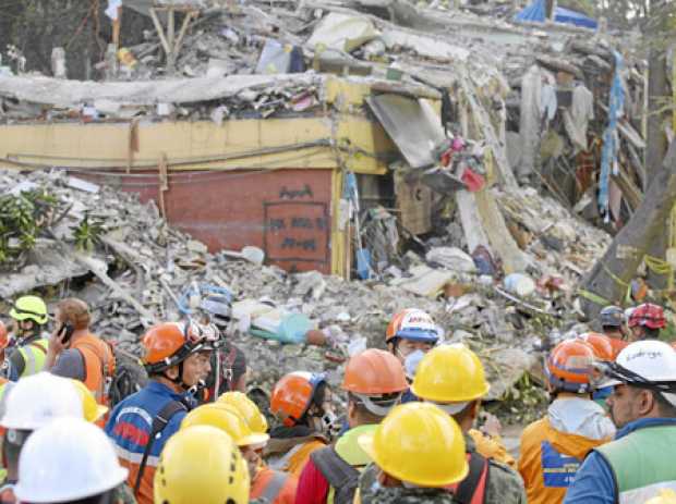 El terremoto deja al menos 300 víctimas.