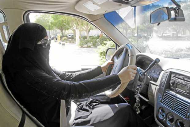 Fotografía de archivo del 28 de octubre del 2013 de una mujer sentada al volante de un carro en Riad (Arabia Saudí). 