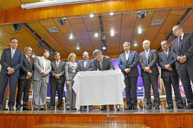 Juan Manuel Santos, presidente de la República, firma el documento con que se pretende impulsar una reforma estructural a la adm