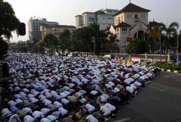 Musulmanes indonesios se reúnen para una oración en masa durante el festival de Eid al-Adha