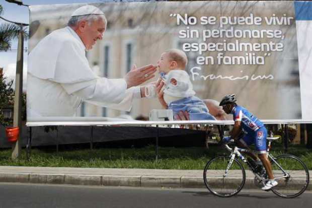 Valla con la imagen del papa Francisco hoy, en Medellín (Colombia).