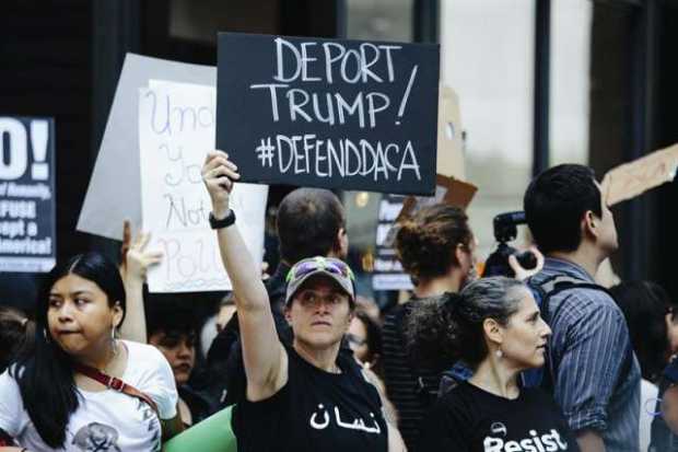 Varias personas protestan fuera de la Torre Trump después de que el presidente estadounidense, Donald Trump anunciara la elimina