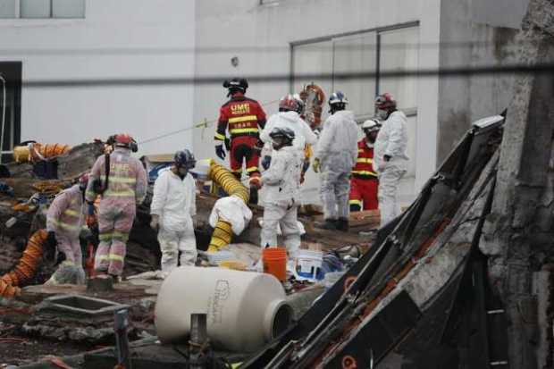 Miembros de las brigadas de rescate lograron llegar a un lugar en donde encontraron varios cuerpos bajo los escombros.