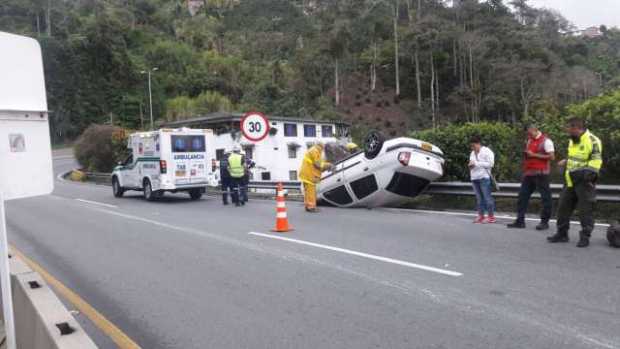 Un vehículo volcado en la doble calzada Manizales-Pereira