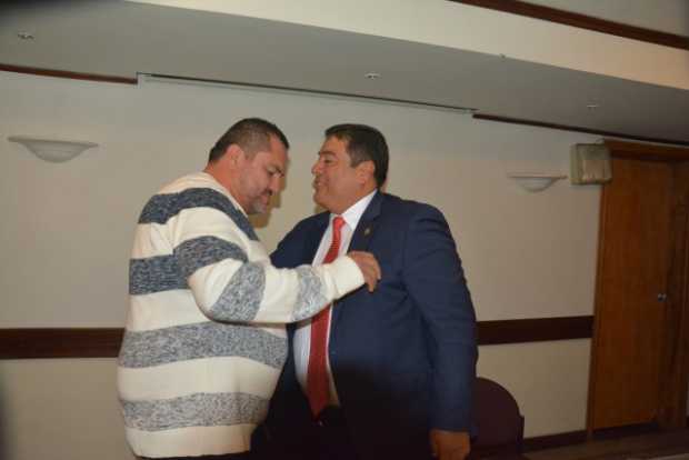 El representante a la Cámara Mario Castaño y el presidente del Concejo de Manizales, Víctor Cortés, en abrazo de nueva unión.