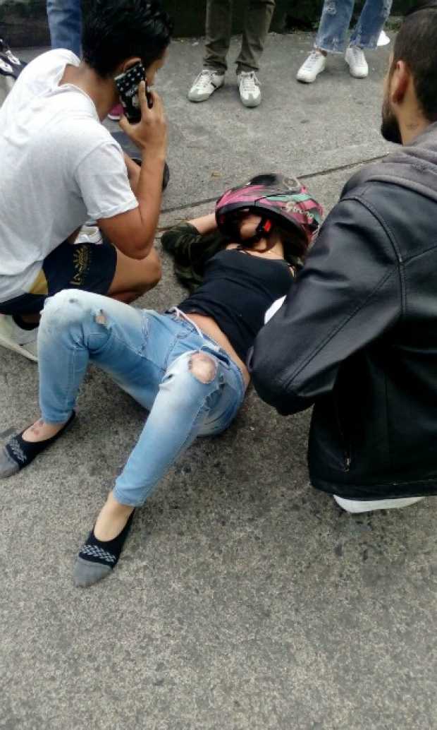 Una motociclista se accidentó por el barrio Ondas del Otún (Manizales)