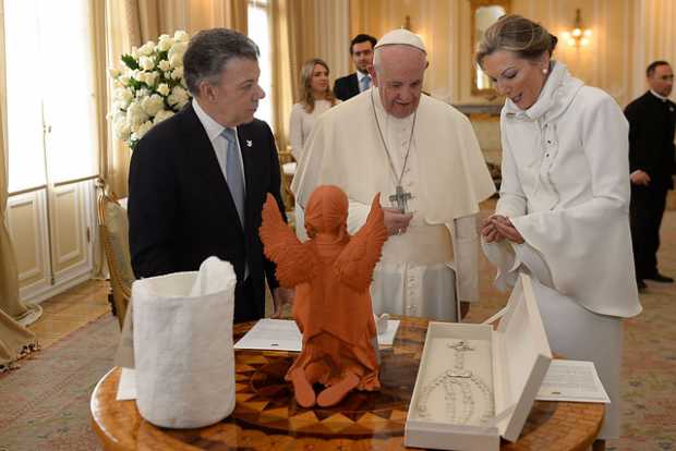 Una escultura del Vía Crusis, el regalo del papa Francisco al presidente Santos