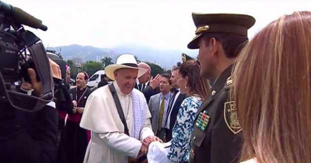 Con poncho, carriel y sombrero recibieron al papa en Medellín