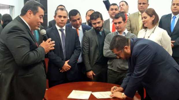 Firma del alcalde de Manizales, Octavio Cardona, al Plan de Ordenamiento Territorial, aprobado por el Concejo. 