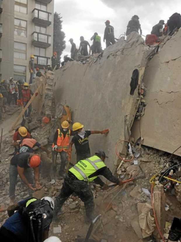Un grupo especial de rescate de la Policía Federal participa en la búsqueda de personas aún con vida en medio de edificios colap