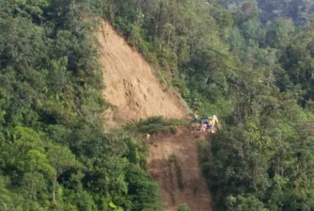 Entre los grandes derrumbes aparece este en Boquerón, vía Pensilvania-Arboleda. Algunos usuarios contaron ayer 10 derrumbes en d