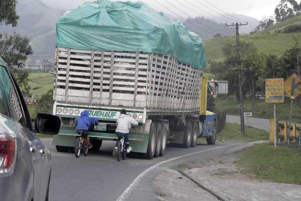 La imprudencia de jóvenes pegados de vehículos se ve por toda la ciudad.