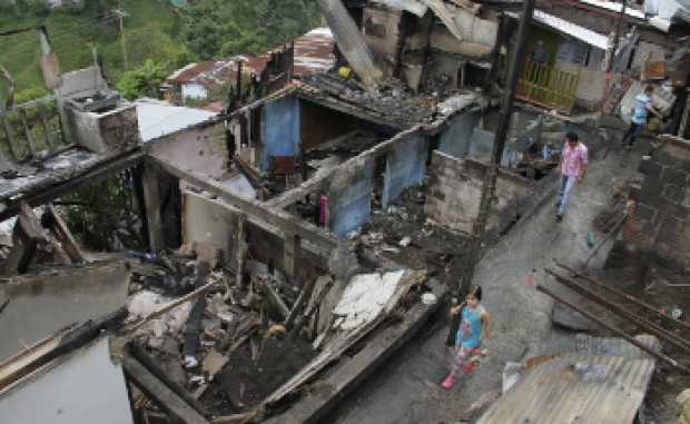 De las casas afectadas solo se ven las bases. El resto se perdió entre las llamas.